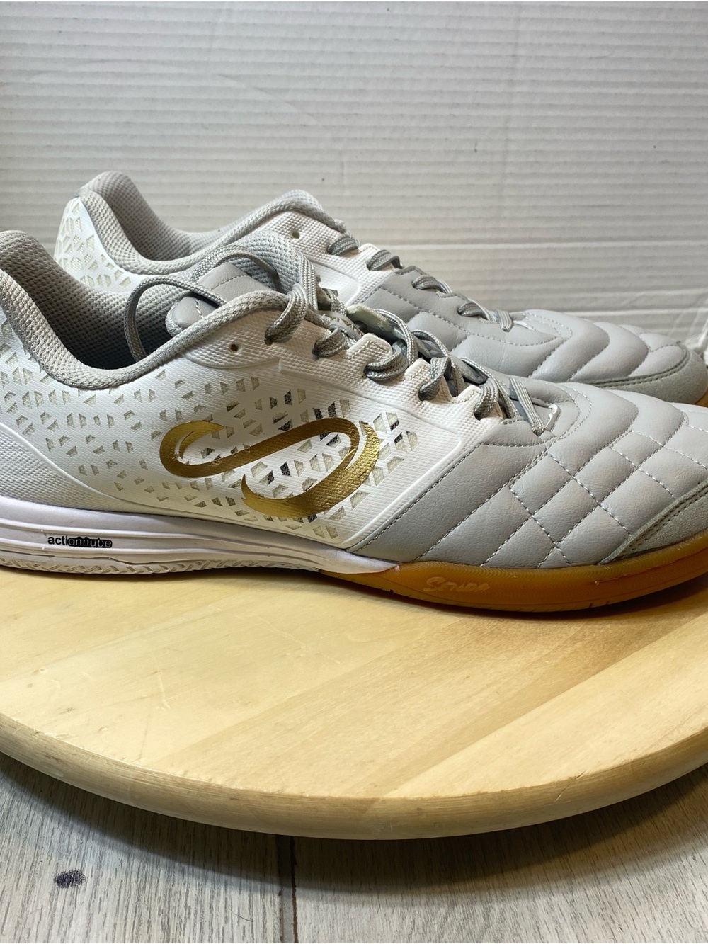 Senda Ushuaia Pro 2.0 Futsal Shoes Men's Size 12 White Gray Gold Indoor Soccer